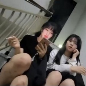 韩国校园女大学生自拍视频，时长35分钟，颜值爆表，免费下载观看